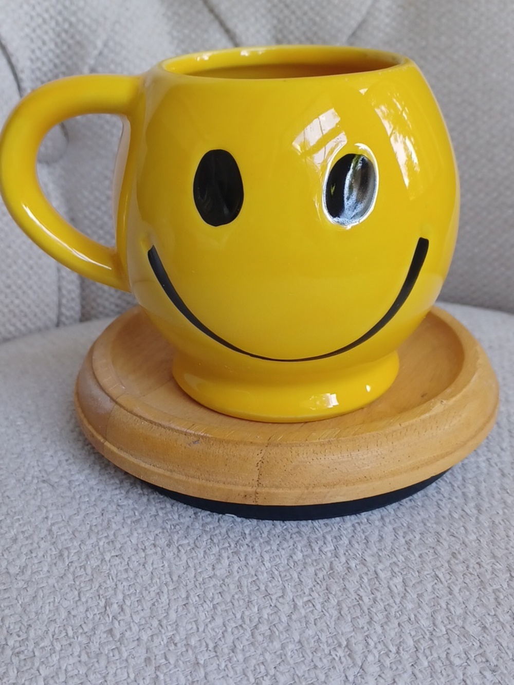Vintage McCoy USA Pottery Yellow Smiley Face Mug - Picture 4 of 10